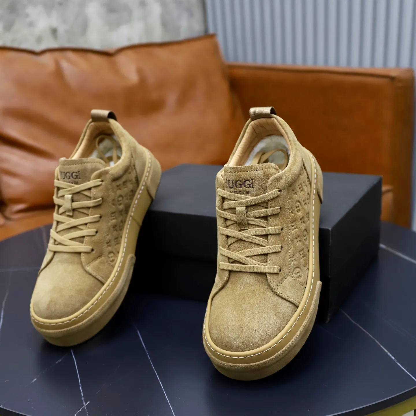 Ex-factory price: 620💰Thick wool imported from Australia Brand: UGG genuine purchase Size: 39-44 Grade: Official website 1:1 Material: First layer of genuine leather waterproof and antifreeze upper Real wool lining Original non-slip soft wear-resistant outsole Style category: Men's casual shoes Trendy style Comfortable on the feet Color: Official website color synchronization
